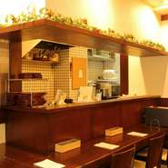 木の温かみを活かし、暖色系の照明を設えたカウンター席があり、1人でも気軽に食事を楽しめます。落ち着いた空間でくつろぎながら、美味しいハンバーグを満喫する至福のひとときは、自分へのご褒美に最適です。