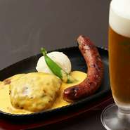 ハートランドビールは樽と瓶の2種類で製造されており、瓶で提供する店舗が多いなか、【吉祥寺バーグ】では樽で仕入れ提供しています。キレがよく、爽やかな香りの樽生ビールは、肉料理との相性も抜群です。