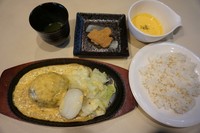 人参のポタージュ
チーズハンバーグ(150g)
麦ご飯(〆はチーズリゾットでどうぞ！)
抹茶＆手作り葛餅(平日限定サービス)
のセットです。
Bセットにも追加料金でコンボメニューはお付けできます。