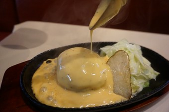 目の前で特製チーズソースをかけて仕上げる『チーズハンバーグ』