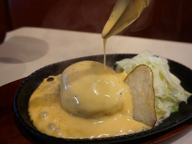 目の前で特製チーズソースをかけて仕上げる『チーズハンバーグ』