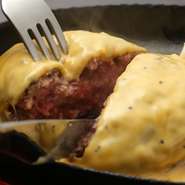 締めのチーズリゾットまで楽しめるよう、肉汁やソースのバランスなど、試行錯誤を重ね、追いチーズを提供することにたどり着きました。「最後まで美味しく食べてもらいたい！」という思いがつまったメニューです。