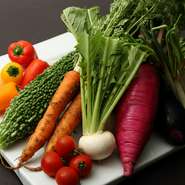 生で食べて、美味しいと感じられる野菜にこだわり、国内各地から有機野菜を仕入れています。野菜が持つ本来の美味しさを味わっていただけるよう、味付けはシンプルに、新鮮な野菜だけを提供します。