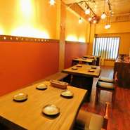 2階フロアは和風カフェのような落ち着いた雰囲気となっており、ご家族でのお食事にもご利用頂けます。自慢の串料理は小さなお子さんにも大人気です！