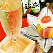 キリッと冷やしたたっぷりのスパークリングワインが枡からあふれます。枡の木の香りも相まって、爽やかな酸味と甘さが魅力です。