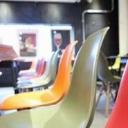3階のインテリアはカフェ風のかわいらしさ。色違いの椅子が、ポップな雰囲気を演出しています。