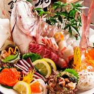 魚介類は長崎近海で水揚げされた近海魚を中心に取り揃え、鮮度抜群です。季節の味わいも満喫できます。『刺身盛り合わせ』は、リクエスト次第で内容をアレンジして盛り付けます。気軽にお問い合わせください。