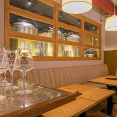 50人までのパーティーにも対応できる隠れ家的な店