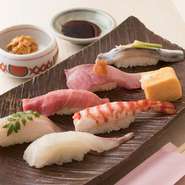 こちらで使用している食器類はほとんどが有田焼。美しい見た目と、本物だけが醸す上品な手触りが、料理の味をぐんと引き立ててくれます。				