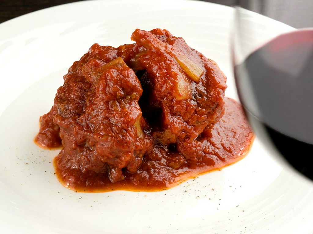 手間暇かけて完成する、シェフこだわりのメインディッシュ『ローマ風テールのトマト煮込み』