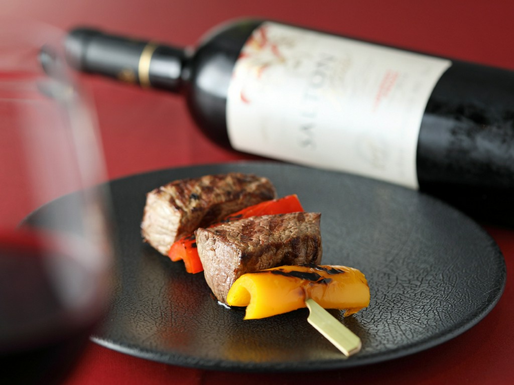 ワインとの相性はお墨付きな『大麦牛の串焼き（エスペチーニョ）』