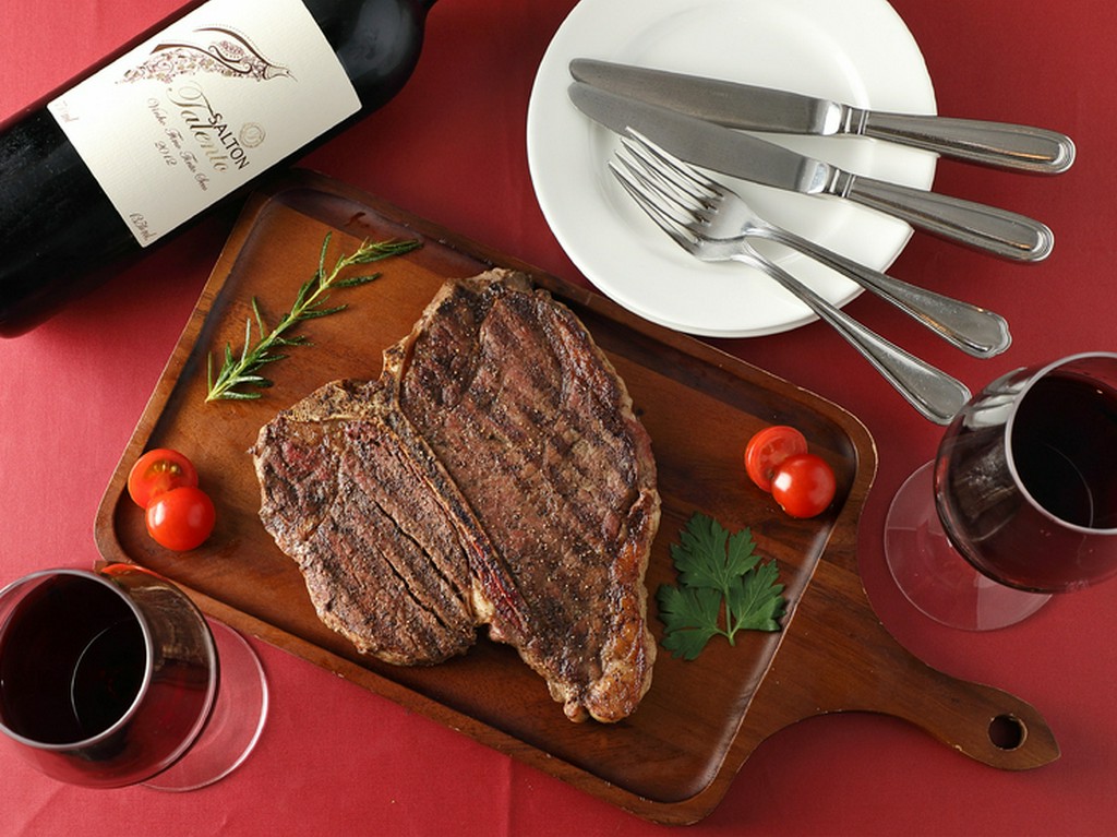 シンプルな味付けで旨味をダイレクトに味わえる『Tボーンステーキ』