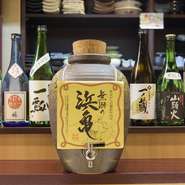 【握　次郎長】では、何と焼酎通の間で話題沸騰の「無瀬の浜亀」を店の定番焼酎に。幻の焼酎とも呼ばれる、深い味わいながら優しい喉ごしを、極上の握りとともにいただきましょう。