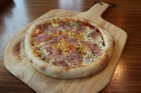 チーズをふんだんに使用したバジル風味のピッツァになります。