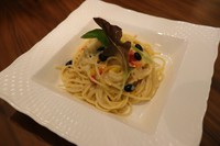 黒豆の甘さと柚子胡椒のピリッと辛い刺激とクリームベースのソースがバランスよくとても味わい深い食べたことない味です。
パスタ特集にも取り上げられた大人気パスタです。
