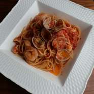 あさりのエキスが詰まった濃厚な魚介のパスタです。

