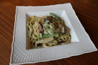 滑らかなクリームソースにベーコンとキノコの食感がたまらないパスタです。