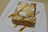 手作りのもちっもちっの食パンにメイプルシロップとハチミツを上からかけ、バニラアイスとホイップクリームをトッピングした大ボリュームのデザートです。