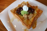 手作りのパンから作ったハニートースト抹茶は、当店自慢のわらび餅をトッピング。小豆ものった欲張りデザートです。