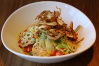 カリカリに揚げた牛蒡と蓮根スライスに胡麻ドレッシングをかけてお召し上がりいただきます。当店サラダ人気ナンバー1の商品です。