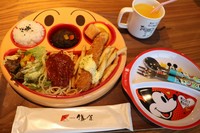 プレートのお値段が580円　　オレンジジュースかアップルジュースどちらか一つお選び頂けます。