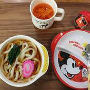 お子様が食べやすいキッズうどんです。
オレンジジュースかアップルジュースがついてます