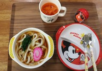 お子様が食べやすいキッズうどんです。
オレンジジュースかアップルジュースがついてます