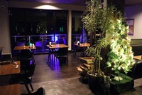 クリスマス期間中は店内の照明を少し落とし、大人のムード漂う雰囲気にしております。
