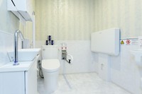 バリアフリー構造の多目的トイレを完備。
ママにも嬉しい赤ちゃんベットを用意しております。
