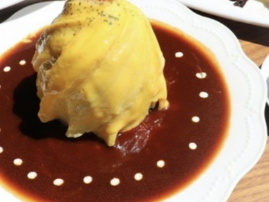 SNS映えするメニュー『ドレス・ド・オムライス』