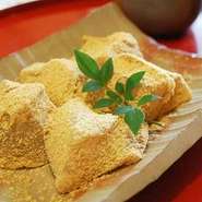 もっちりとしていて口溶けなめらか。でも甘さはしつこすぎない「鎌倉」オリジナルのわらび餅。黒みつも自家製で、ファンも多い一品。テイクアウトもできます。
他にも3個入り、１０個入りもできます。
