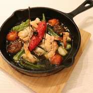 オシャレ料理の定番　アヒージョがついに鎌倉に登場!!　この価格でさらに、バケット３枚付き。バケットをオイルに浸して食べたら、絶品ソースに変身!!
是非、一度食べてみてください。