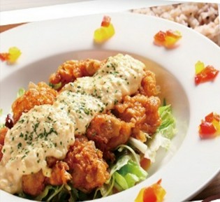 鶏は鹿児島産ハーブ鶏。ハンバーグのミンチも国産肉です