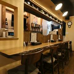 1人でも満ち足りた時間を過ごせる、一枚板のカウンター