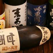 日本酒の選定基準は、いたってシンプルで「焼鳥に合うかどうか」ということ。「焼鳥にあうのは辛口の日本酒！」という店主の信念のもと、辛口がメインの品揃えとなっています。