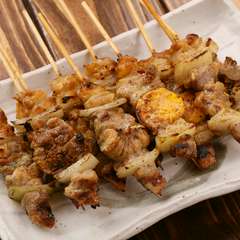 一本でいろいろな食感と味が楽しめる『鳥串（美唄焼鳥）』