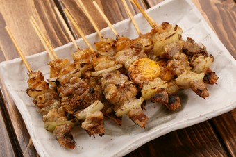 一本でいろいろな食感と味が楽しめる『鳥串（美唄焼鳥）』