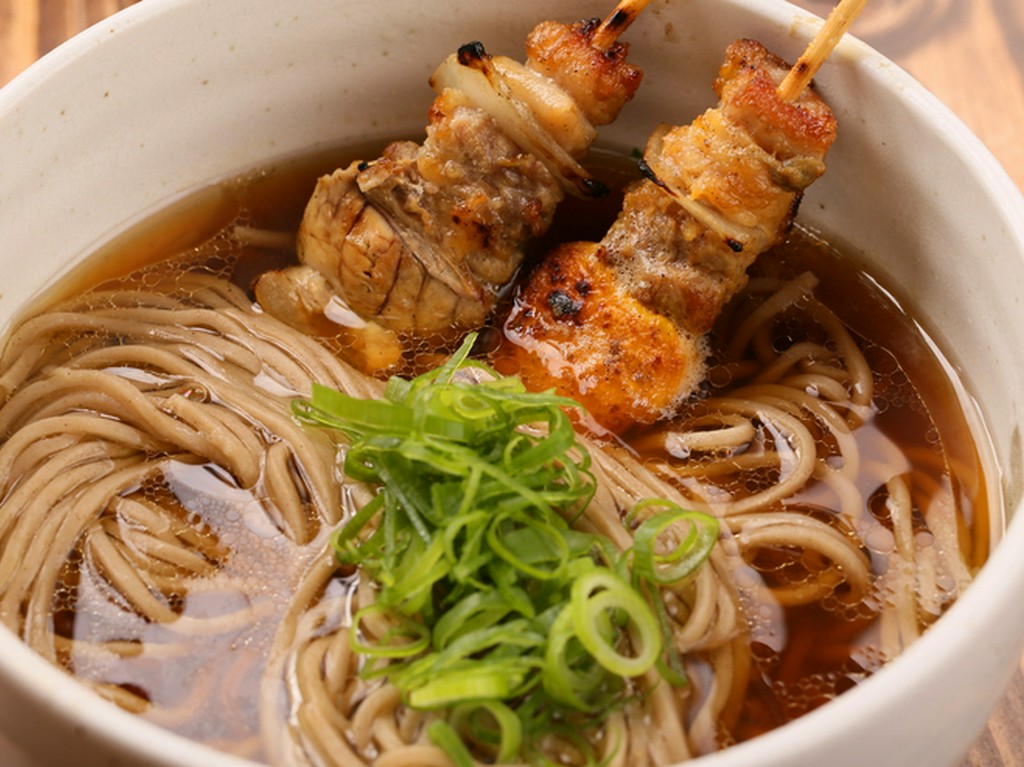 鳥肉のエキスが凝縮された深みのあるスープが絶品！『かけそば』