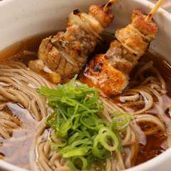 鳥肉のエキスが凝縮された深みのあるスープが絶品！『かけそば』