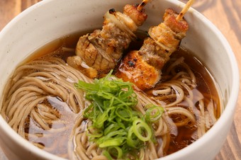 鳥肉のエキスが凝縮された深みのあるスープが絶品！『かけそば』