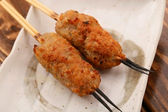 塩コショウのみの味付けで、素材の旨味を堪能できる『つくね』