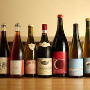 ソムリエ資格を持つシェフが北海道のワイナリーで魅了されたレアなワインなど、圧巻の品揃え。好みや料理に合ったものをセレクトしてくれるので、料理とワインのマリア―ジュを存分に堪能できます。