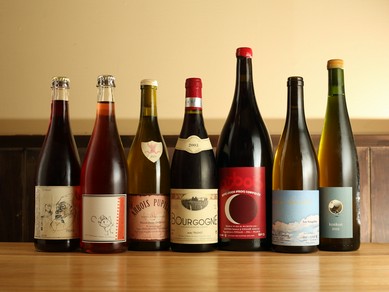 シェフ自らが魅了され、国内外から仕入れた2000本の自然派ワイン