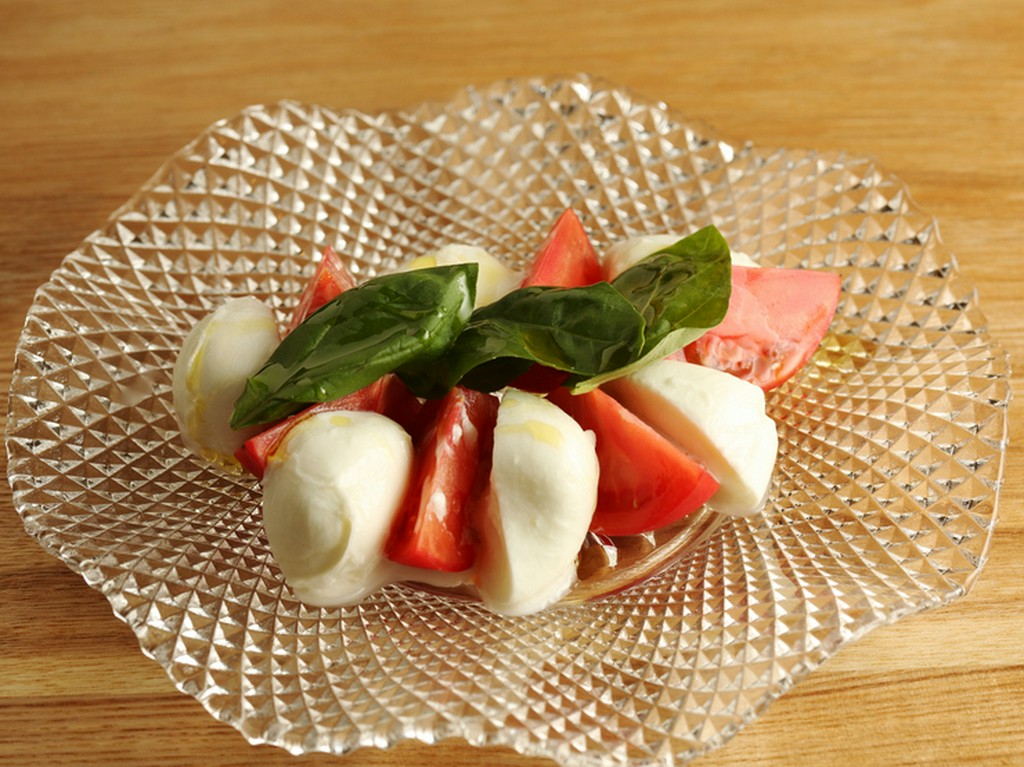 瑞々しく甘いトマトと、モッツァレラチーズの調和が秀逸な『水牛モッツァレラとひかりファームのトマト』
