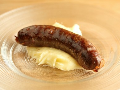 新鮮な肉の旨味がスモークで深みを増した『北海道産エゾシカの自家製スモークソーセージ』