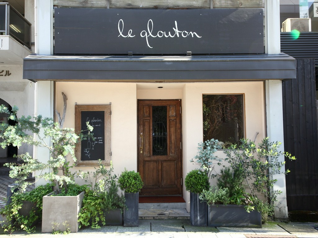 季節の植栽が優しく出迎えてくれるエントランス