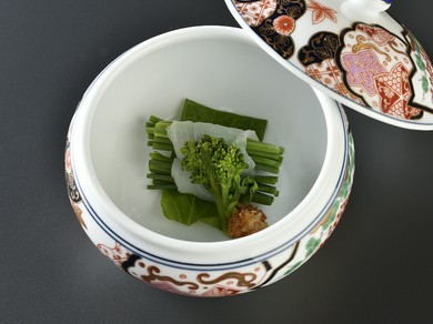 料理に合う日本酒を幅広く揃え、店主の出身地・愛知の地酒も充実