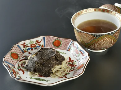あふれる香りと豊かな食感のマリアージュ『黒トリュフ蕎麦』
