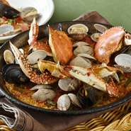 ワタリガニの身とムール貝、アサリを一緒に炒め、魚介の出汁をお米が吸うことで風味豊かな味わいに。魚介の旨味が溢れ出し、口の中一杯に広がります。（コースの方は1人につき＋200円）