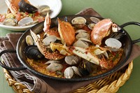ワタリガニの身とムール貝、アサリを一緒に炒め、魚介の出汁をお米が吸うことで風味豊かな味わいに。魚介の旨味が溢れ出し、口の中一杯に広がります。（コースの方は1人につき＋200円）